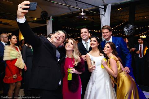 Selfie dos Noivos com os Convidados  após a cerimônia de casamento no espaço VIP eventos em Jaguariúna interior de São Paulo - Tarik Dhiego Fotografia'