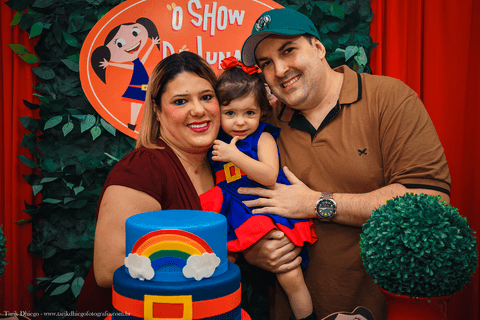 catharina com o papai e com a mamãe na mesa do bolo festa infantil aniversario catharina 2 anos show da luna sao paulo sp guilhermina tarik dhiego fotografia'