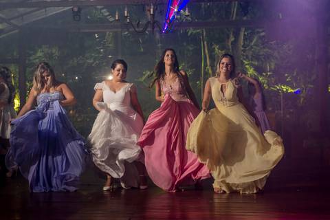 noiva dançando com as madrinhas casa de festas vale dos sonhos rio de janeiro rj noiva dançando com as amigas na pista de dança'