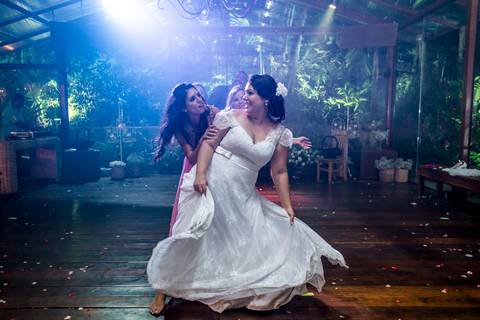 noiva dançando com as madrinhas casa de festas vale dos sonhos rio de janeiro rj noiva dançando com amigas'