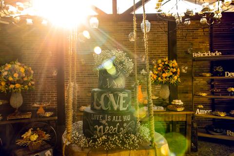 casamento incrível à luz do dia mesa do bolo casa de festas vale dos sonhos rio de janeiro rj'