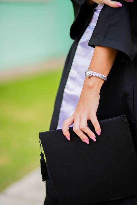 Um tempo que se eterniza: o relógio da vó agora marca a conquista da neta.Um símbolo de amor, memória e realização.
'