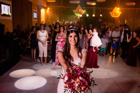 noiva jogando buque'