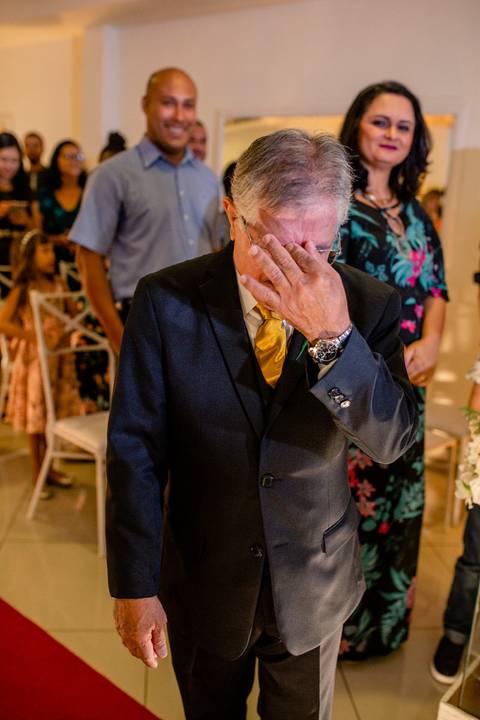 pai da noiva emocionado'