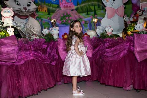 posando como uma princesa para a foto'