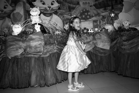 rodando com seu lindo vestido'