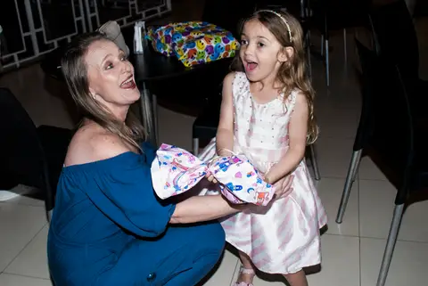 recebendo o presente da madrinha'