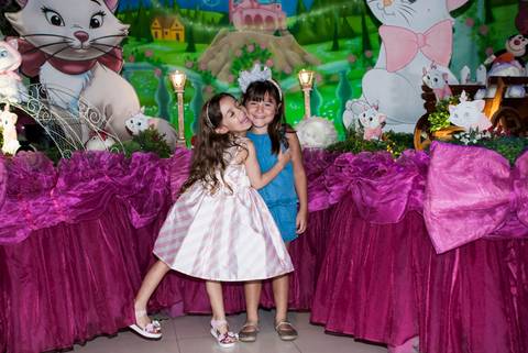 chegou a primeira amiga para sua festa'