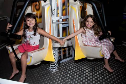 brincando com a amiga no brinquedo elevador'