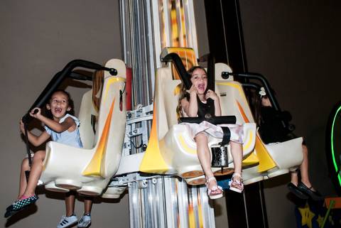 todas as amigas juntas no brinquedo elevador'