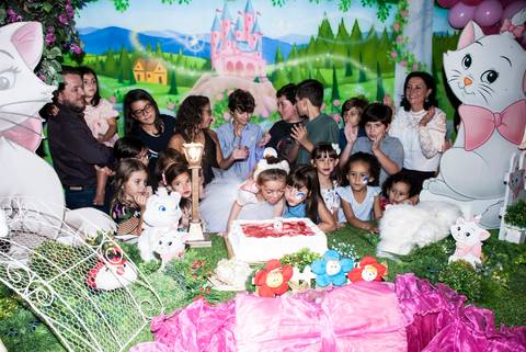 soprando a vela do bolo'