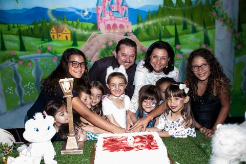 cortando o primeiro pedaço de bolo'