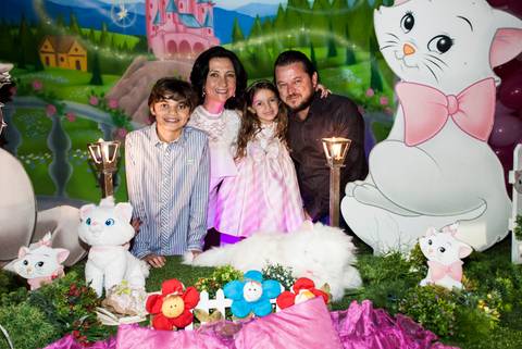 foto da família na mesa temática'