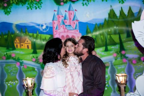 beijo sanduiche na aniversariante'