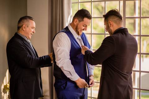 noivo se arrumando '