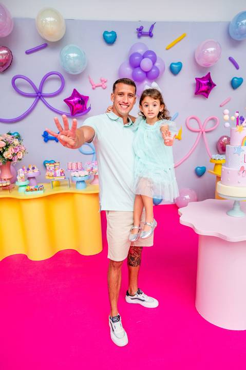 Pai e filha compartilhando um momento leve e divertido.'