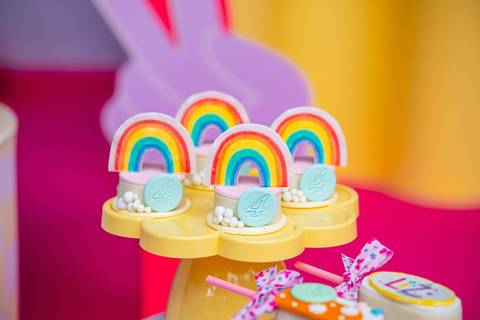 Os doces fizeram parte da decoração cheia de cores e encanto.'