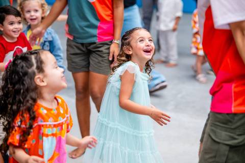 Alegria contagiante que transborda no olhar! Sorriso mais puro da festa.'
