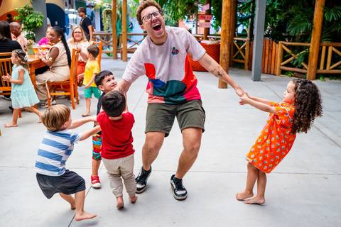 Quem dança e brinca junto, é muito mais feliz! O pique aqui não acaba nunca.'