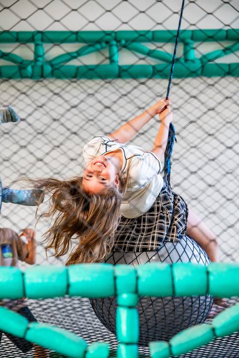 Mundo azul e verde de cabeça para baixo! Adrenalina pura na hora de brincar.'