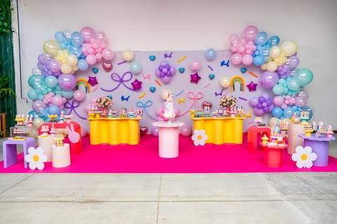 Uma decoração colorida preparada para receber familiares e amigos.'