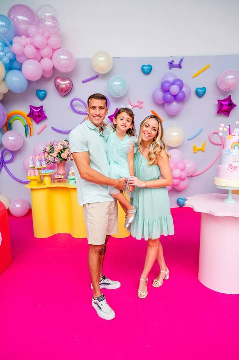Sorrisos que traduzem a felicidade de viver esse dia juntos.'
