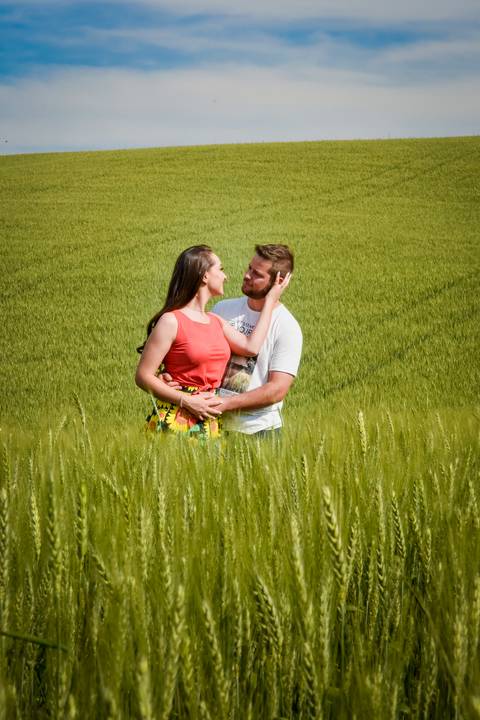 Ensaio Pré Wedding em campos de trigo na cidade de Campo Largo - PR'