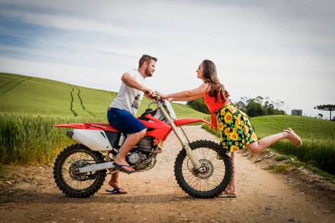 Ensaio Pré Wedding em campos de trigo na cidade de Campo Largo - PR.
Andar de moto é um hobby dos noivos e também pode participar do ensaio.'