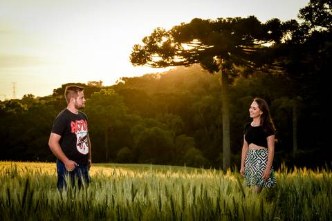 Ensaio Pré Wedding em campos de trigo na cidade de Campo Largo - PR'