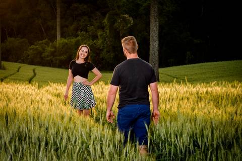Ensaio Pré Wedding em campos de trigo na cidade de Campo Largo - PR'
