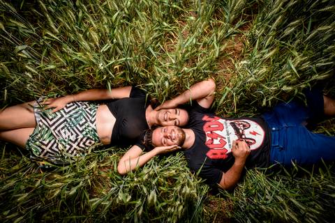 Ensaio Pré Wedding em campos de trigo na cidade de Campo Largo - PR'