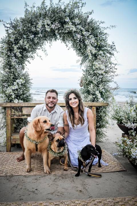 Casamento realizado na praia. 
Praias do Litoral do Paraná.
Cachorros dos Noivos que levaram as Alianças.'