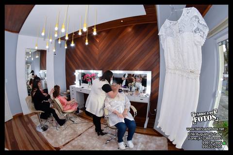 Dia da Noiva. Ensaio feita no Dia do Casamento em Salão. Maquiagem e cabelos feitos por profissionais.'