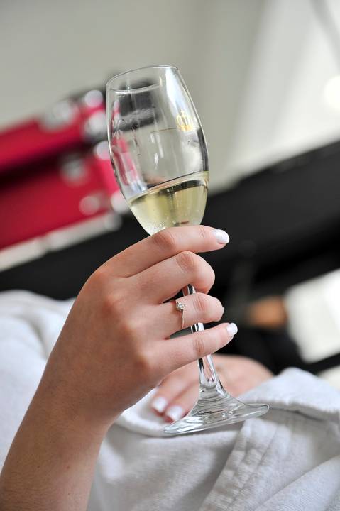 Dia da Noiva. Ensaio feita no Dia do Casamento em Salão. Maquiagem e cabelos feitos por profissionais.'