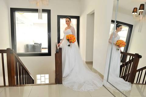 Dia da Noiva. Ensaio feita no Dia do Casamento em Salão. Maquiagem e cabelos feitos por profissionais.'