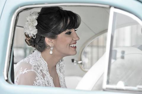 Noiva no seu Fusca aguardando a sua entrada na Paróquia Sagrada Família - Curitiba -PR'