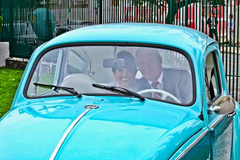 Noiva no seu Fusca aguardando a sua entrada na Paróquia Sagrada Família - Curitiba -PR'