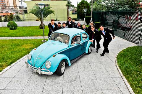 Padrinhos e Noiva no seu Fusca aguardando a sua entrada na Paróquia Sagrada Família - Curitiba -PR'