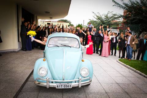 Saída dos Noivos com os Padrinhos no Casamento  na Paróquia Sagrada Família - Curitiba -PR'