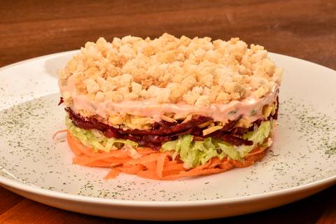 Fotografia de Gastronomia / Alface americana, cenoura e beterraba raladas, queijo prato, croutons e molho rosé.'