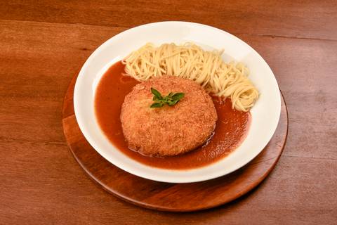 Fotografia de Gastronomia / POLPETTONE / Com molho de tomates e manjericão, acompanhado de linguine na manteiga.'