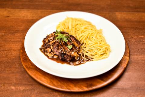 Fotografia de Gastronomia / Tournedos de mignon acompanhado de linguine na manteiga. Opções de molhos: dijon, roquefort ou à nossa moda com cogumelos paris.'