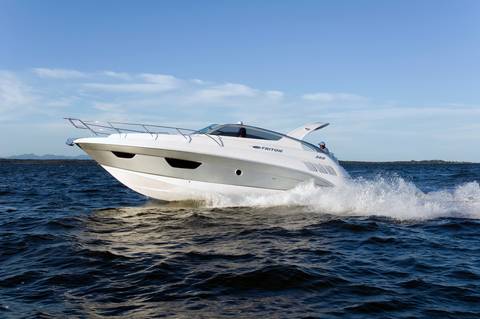 Produção externa / Lancha em alto mar'