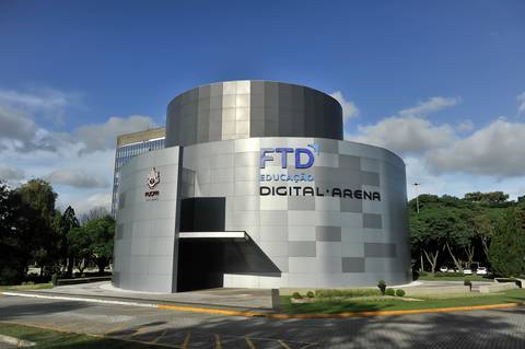 Fachada de empresas / Digital Arena - PUC - PR
'