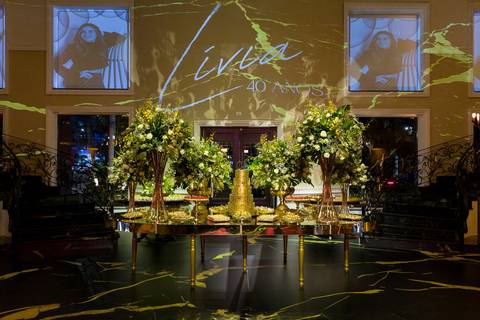 Decoração da festa de 40 anos com projeção de fotografias de ensaio'