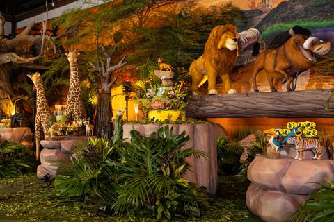 Festa de aniversário de 1 ano com decoração tema Rei Leão, assinada por Andrea Guimarães'