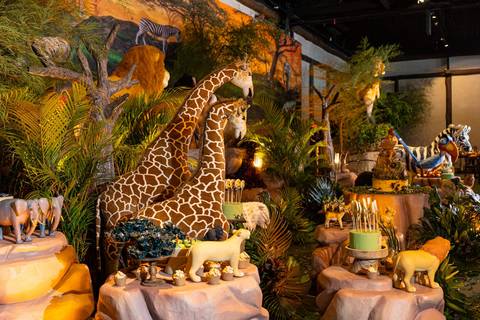 Festa de aniversário de 1 ano com decoração tema Rei Leão, assinada por Andrea Guimarães'
