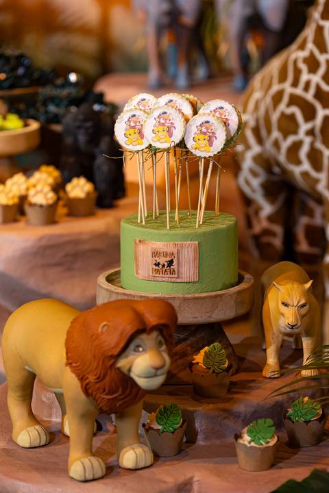 Festa de aniversário de 1 ano com decoração tema Rei Leão, assinada por Andrea Guimarães'