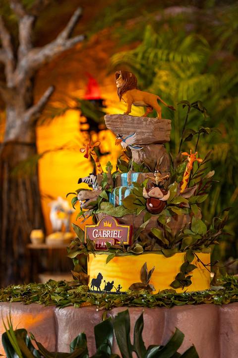 Festa de aniversário de 1 ano com decoração tema Rei Leão, assinada por Andrea Guimarães'