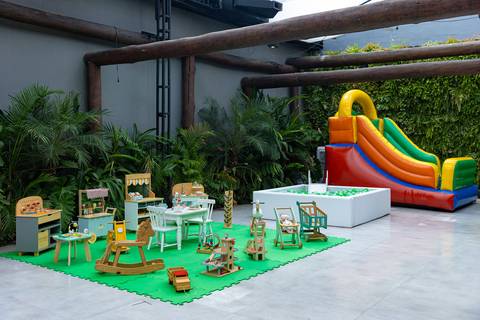 Festa de aniversário de 1 ano com decoração tema Rei Leão, assinada por Andrea Guimarães'
